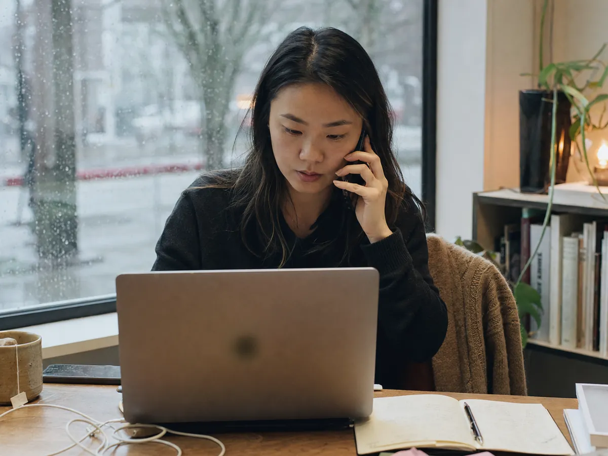 A bilingual coordinator responding to a customer inquiry